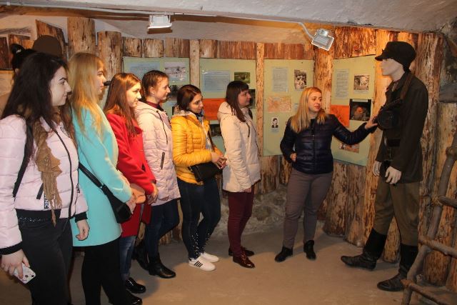 Студенти факультету педагогіки і психології озайомлюються з експонатами музею